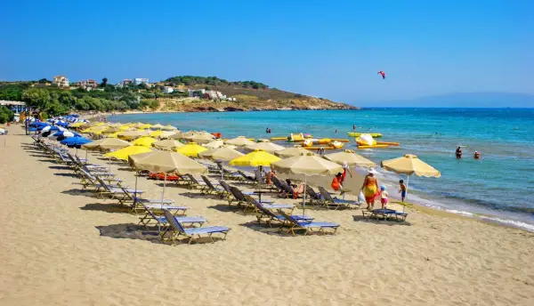 Sakız Adası Karfas Plajı ve sahil şeridi genel görünümü