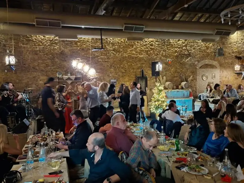 Sakız Adası Paragka Taverna Yılbaşı Eğlencesi ve Canlı Müzik